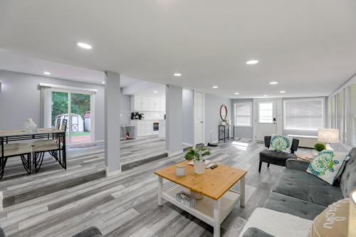 12 Mi to Dtwn Lewes and Beach Delaware Home with Deckにあるシーティングエリア