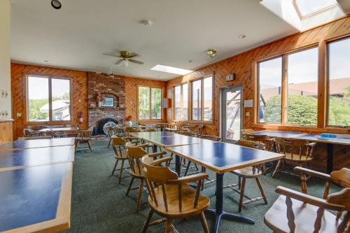 Restaurace v ubytování Lake Memphremagog Access Newport Condo with Balcony