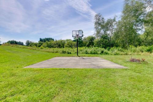 Gambar di galeri bagi Mtn Views and Pool Access Lake Memphremagog Condo! di Newport