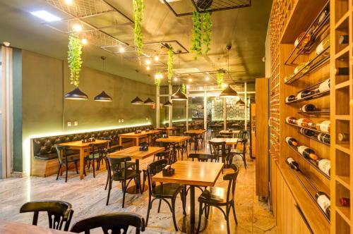 Um restaurante ou outro lugar para comer em Allia Gran Pampulha Suites