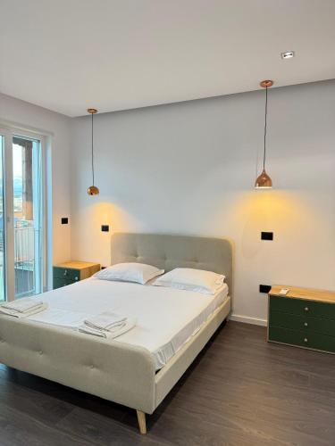 Ένα ή περισσότερα κρεβάτια σε δωμάτιο στο Shkodra Stylish Apartment
