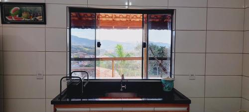 Nespecifikovaný výhled na hory nebo výhled na hory při pohledu z prázdninového domu