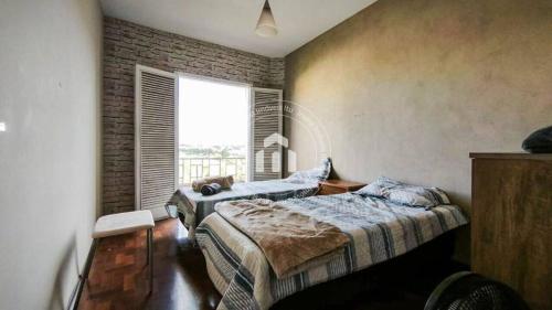 Giường trong phòng chung tại Apartamento aconchegante no centro de itu
