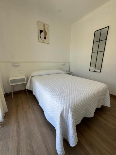 Кровать или кровати в номере Hostal Montevideo beachfront