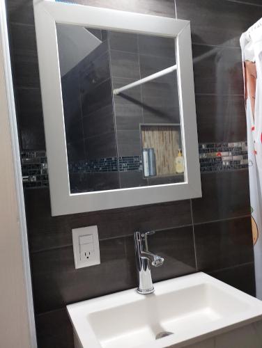 a bathroom with a sink and a mirror at Paraíso Relajante en Cuautla Morelos in Cuautla Morelos