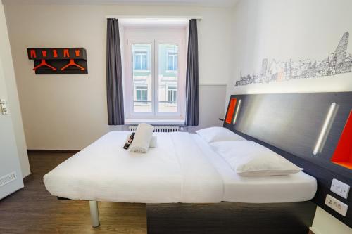 Postel nebo postele na pokoji v ubytování easyHotel Zürich City Limmatplatz