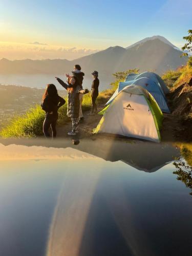 クブペンロカンにあるMount Batur Camping on Summitのテントの横に立つ人々
