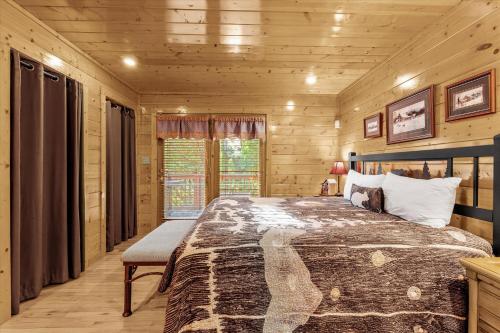 een slaapkamer met een bed in een blokhut bij Knotty Pine Delight Holiday home in Gatlinburg