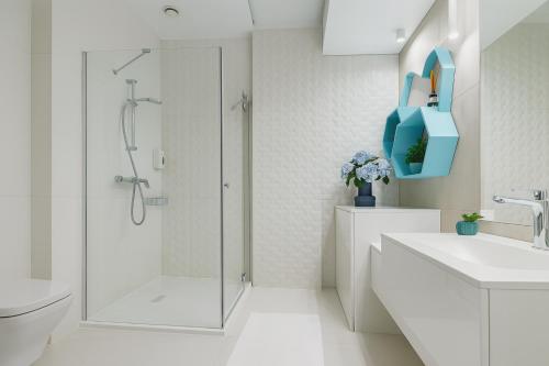 Ένα μπάνιο στο Blue Seaside Apartment