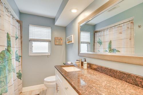 クリアウォーターにある6 Mi to Clearwater Beach Home with Furnished Lanaiの洗面台、トイレ、鏡のあるバスルーム