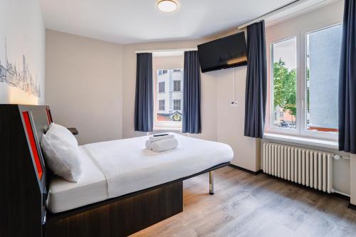 a hotel room with a bed and a window at easyHotel Zürich City Main Station in Zürich