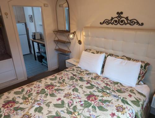 Ένα ή περισσότερα κρεβάτια σε δωμάτιο στο Marina Motel