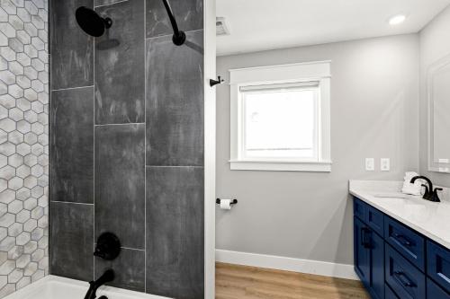 Un baño de Dragestil 713 Duluth Luxury Condos by Heirloom Boutique Collection