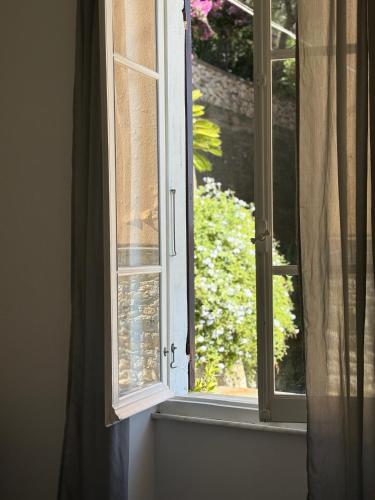 an open window with a view of a garden at Le Finestre Veneris in Portovenere