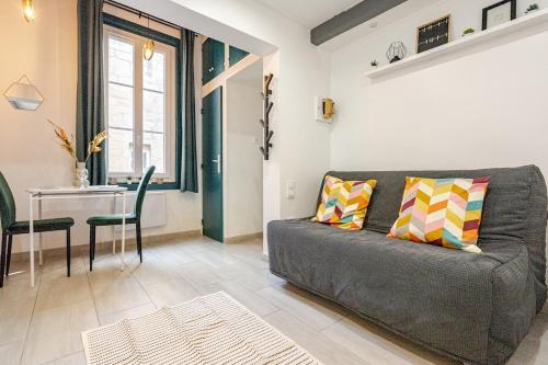 un salon avec un canapé et une table dans l'établissement Studio cosy intra-muros, à Avignon