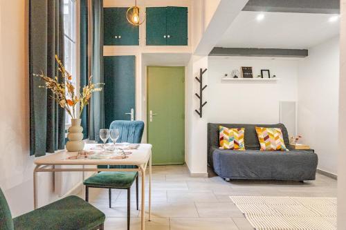 un salon avec une table et un canapé dans l'établissement Studio cosy intra-muros, à Avignon