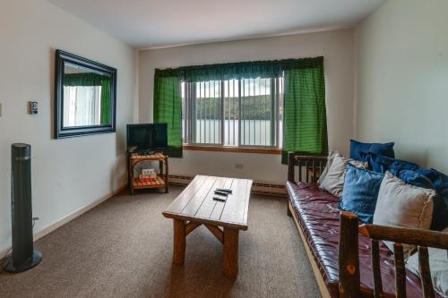 Χώρος καθιστικού στο The Perch Lakefront Cooperstown Apt