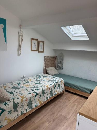 a bedroom with a bed and a skylight at Spacieux & cozy, wifi gratuit, parking, proximité plage 15 min in Puget-sur Argens
