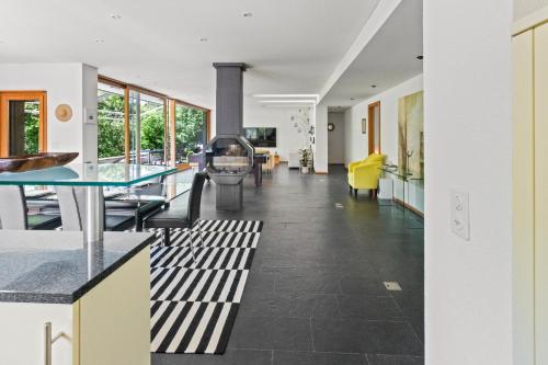 an open kitchen and living room with a fireplace at Maison à Portalban - 5 pers, 3 lits, jardin & terrasse in Portalban- Dessous