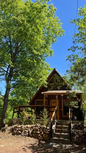 una baita di tronchi con scale che vi condurranno a di Cabañas Alpinas Alessandro a Recinto