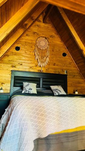 una camera da letto con soffitto in legno e letto di Cabañas Alpinas Alessandro a Recinto