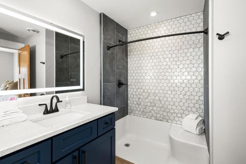Un baño de Dragestil 713 Duluth Luxury Condos by Heirloom Boutique Collection