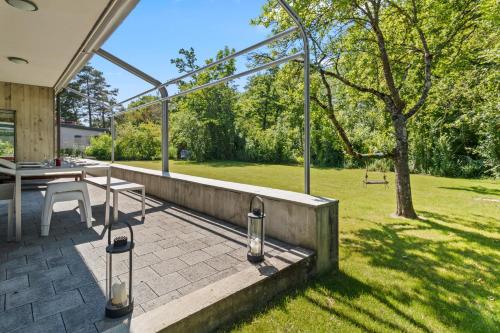 a patio with a table and chairs and a tree at Maison à Portalban - 5 pers, 3 lits, jardin & terrasse in Portalban- Dessous
