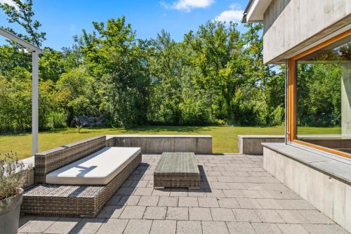 a patio with a bench and a window at Maison à Portalban - 5 pers, 3 lits, jardin & terrasse in Portalban- Dessous