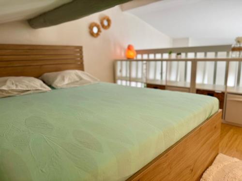 Кровать или кровати в номере Le Cardinal-Cosy studio-Clim-WiFi-Ecusson Montpellier-LaConciergerieByNina