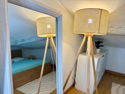 Кровать или кровати в номере Le Cardinal-Cosy studio-Clim-WiFi-Ecusson Montpellier-LaConciergerieByNina