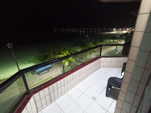Μπαλκόνι ή βεράντα στο Apartamento pé na areia com sacada e garagem 2 banheiros