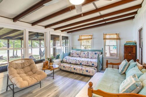 Ένα ή περισσότερα κρεβάτια σε δωμάτιο στο Lake Wateree Retreat Dock and Screened Porch!