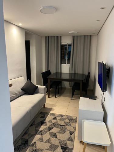 a living room with a couch and a table at Via Duorum - Spazio Confiance in Campinas