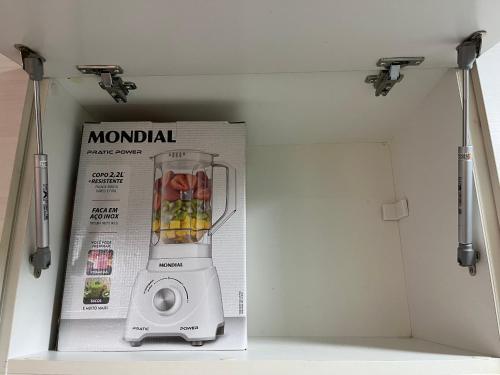 a blender in a room next to a newspaper at Via Duorum - Spazio Confiance in Campinas