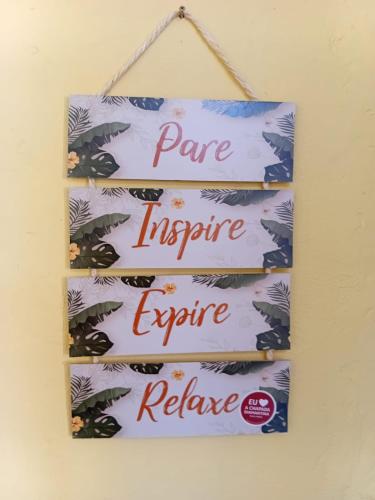 a sign that reads pare inspirephrinephrinephrinephrine release at Hostel One Love Lençois in Lençóis