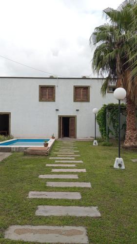 una casa con un camino de piedra en el patio en Hostel Mama Killa, en La Rioja