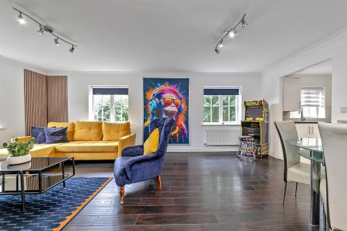 a living room with a couch and a table at Luxury Apartment-CONTRACTORS-Free Parking-Central Location in Luton
