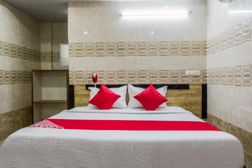 Postel nebo postele na pokoji v ubytování Hotel O Y2 Grand