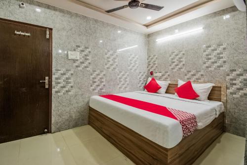 Postel nebo postele na pokoji v ubytování Hotel O Y2 Grand