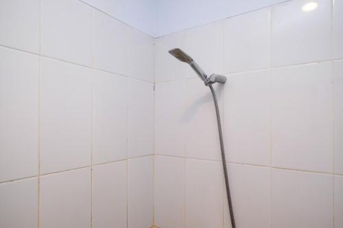 Un baño de Sans Hotel Prime Cailendra Yogyakarta by RedDoorz