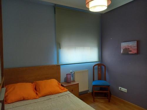 una camera da letto con un letto e una parete blu di La Viña a Zamora