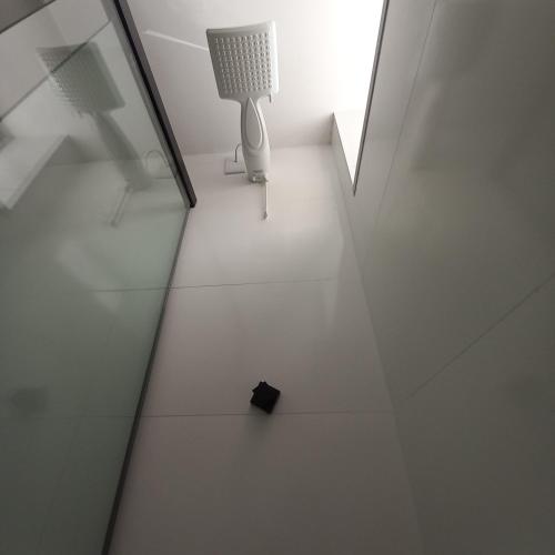 巴西利亚Apartamento 1 quarto Asa Norte prédio misto - residencial comercial - wi-Fi - 1 a 3 hospedes - sem taxas的白色的房间,配有椅子和灯