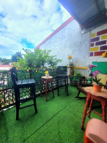 a patio with chairs and tables and a balcony at Hostal Leyendas in León