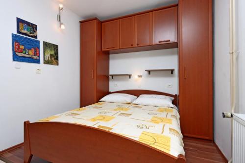 Katil atau katil-katil dalam bilik di Apartments with parking space Lovran, Opatija - 23701