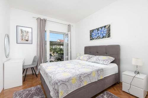 Apartments with parking space Trogir - 24167