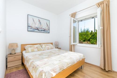 Apartments with parking space Trogir - 24167