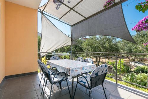 Apartments with parking space Trogir - 24167