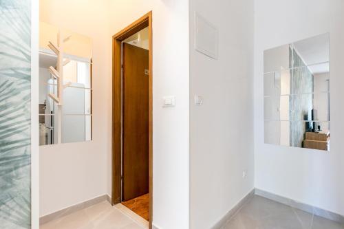 Apartments with parking space Trogir - 24167