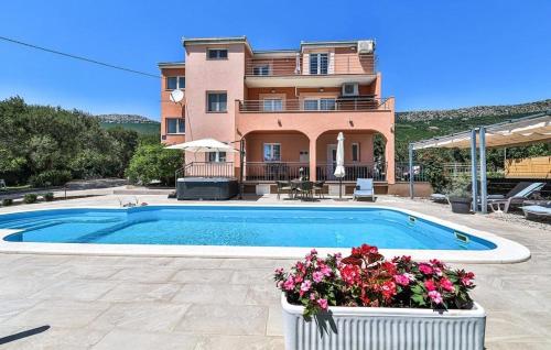 Holiday house with a swimming pool Kastel Luksic, Kastela - 24815