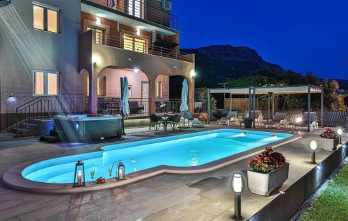 Holiday house with a swimming pool Kastel Luksic, Kastela - 24815